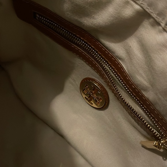 STUNNING 🤩 Tory Burch 2 way cognac leather rock stud bag with removable strap. - Picture 11 of 14